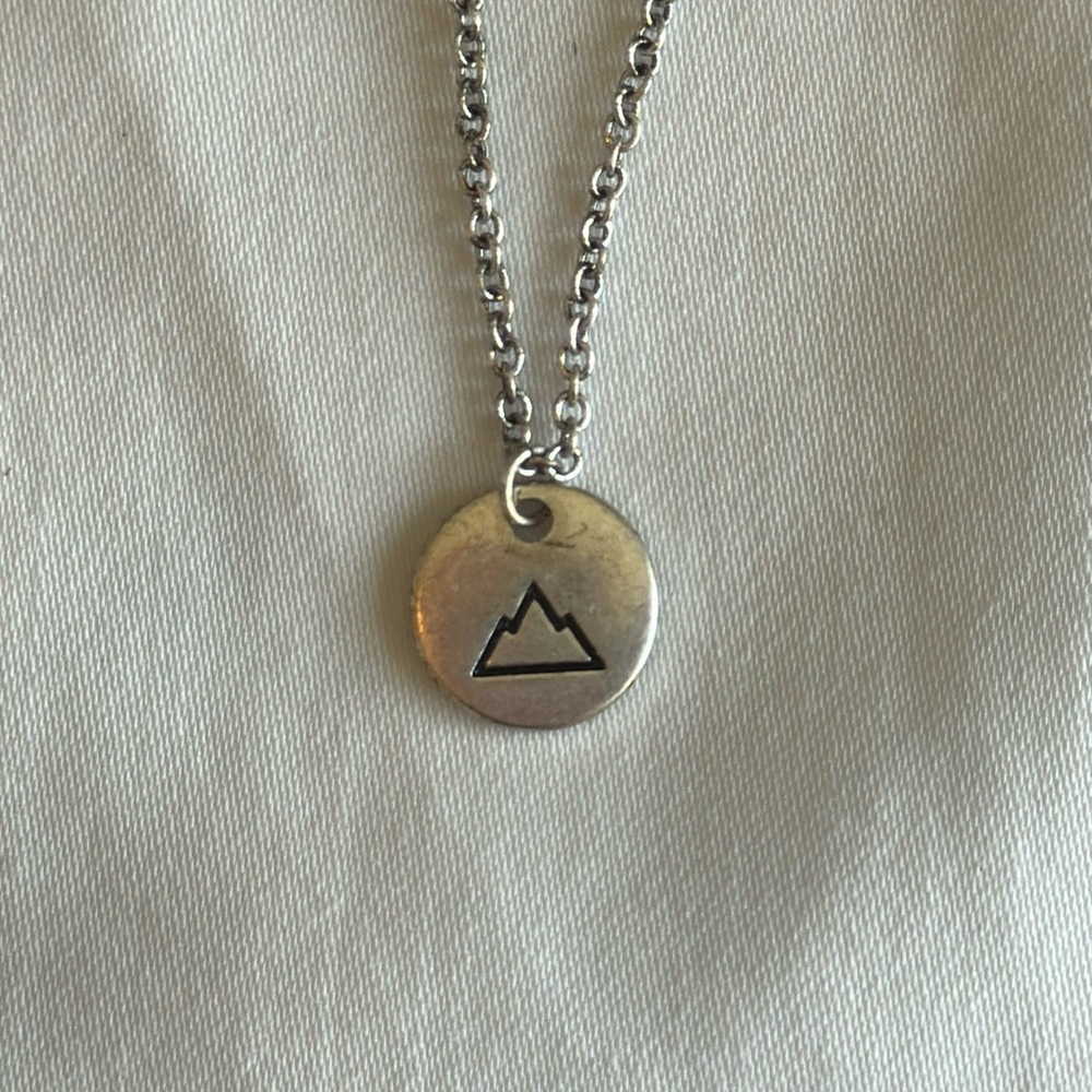 Mountain charm necklace NWT